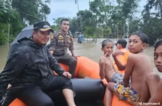 Camat Koto Tangah melakukan pengecekan lokasi banjir di daerah Koto Tangah. (Foto: Dokumentasi Diskominfo Padang)