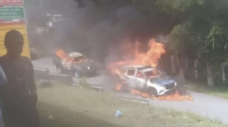 Mobil TNI dan Polri Dibakar Massa di Puncak Jaya Papua (Foto: Istimewa)