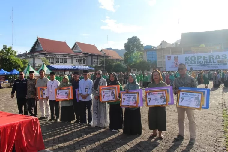 Pengurus koperasi menerima penghargaan