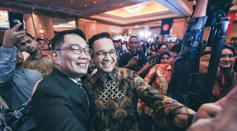 Anies Baswedan Berfoto dengan Ridwan Kamil