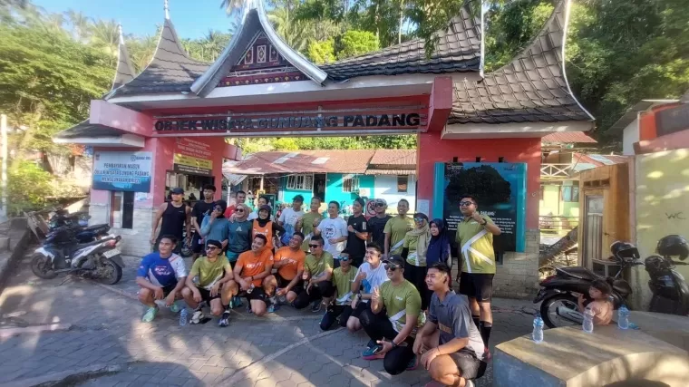 Peserta napak tilas foto bersama di Gerbang Gunung Padang