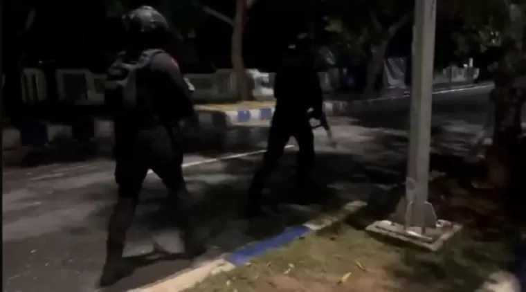 Tangkap Layar video Brimob menyerang Polres Tual