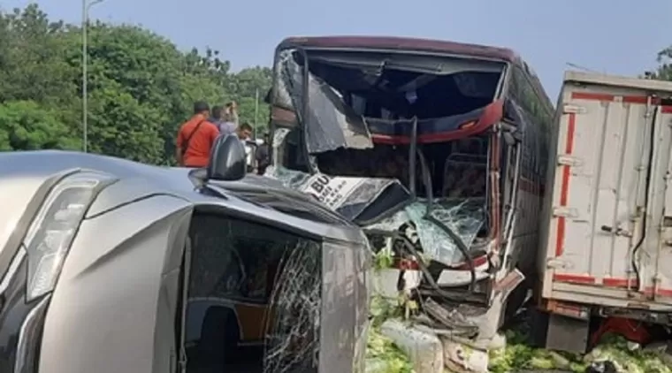 Kecelakaan Beruntun Tol Cipularang (Foto: Istimewa)