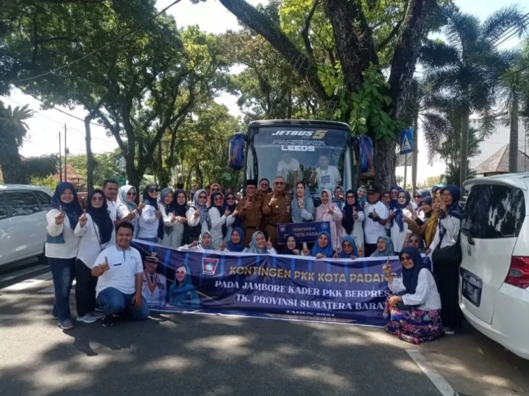 Pj Wali Kota Padang melepas kontingen Kota Padang ke Jambore PKK Sumbar