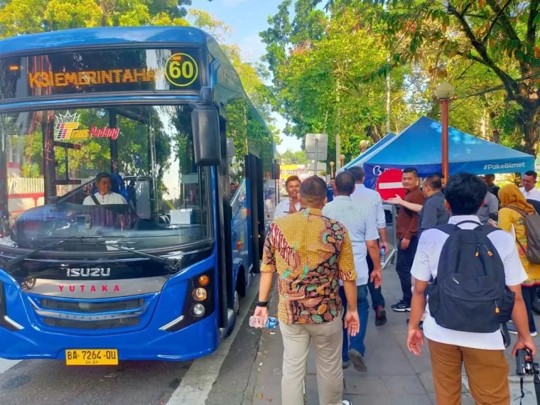 Salah satu transportasi Kota Padang yang akan diubah menjadi transportasi ramah lingkungan