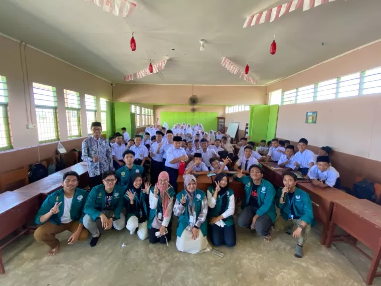 Foto Bersama Mahasiswa KKN Unand bersama Siswa SMP IT Nur Hidayah