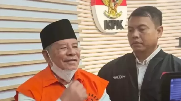 Mantan Gubernur Maluku Utara, Abdul Gani Kasuba saat menggunakan rompi oranye