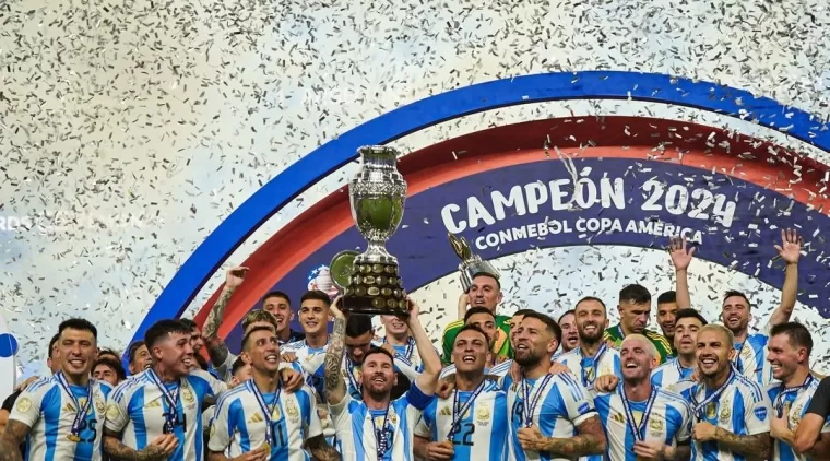 Tim Argentina mengangkat Piala Copa Amerika (Foto: Instagram Lionel Messi)