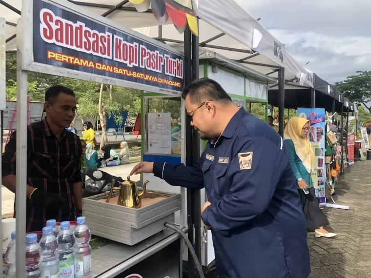 Kadis Koperasi dan UMKM Kota Padang, Fauzan Ibnovi mengecek UMKM yang berjualan di saat iven Hari Koperasi Nasional ke-77 di Balai Kota Padang.