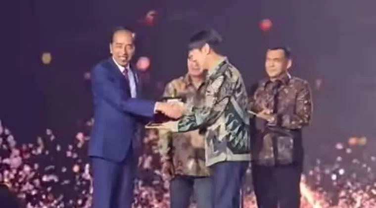 Presiden Joko Widodo memberikan golden visa untuk Shin Tae-yong