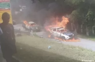 Mobil TNI dan Polri Dibakar Massa di Puncak Jaya Papua (Foto: Istimewa)