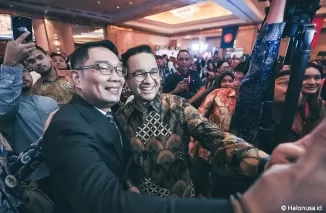 Anies Baswedan Berfoto dengan Ridwan Kamil