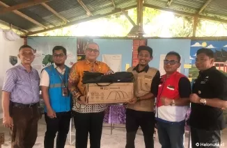 Pj Wali Kota Padang, Andre Algamar menyerahkan tenda dan perlengkapan lainnya untuk tempat wisata Taluak Buo