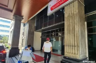 Tim Penyidik KPK Memasuki Kantor Dinas Pendidikan Kota Semarang (Foto: Ntv)