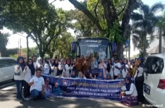 Pj Wali Kota Padang melepas kontingen Kota Padang ke Jambore PKK Sumbar