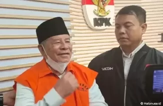 Mantan Gubernur Maluku Utara, Abdul Gani Kasuba saat menggunakan rompi oranye