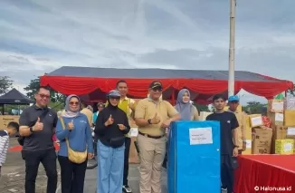 Pj Wali Kota Padang memperlihatkan berbagai hadiah untuk peserta senam dalam peringatan Hari Koperasi Nasional ke-77.