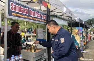 Kadis Koperasi dan UMKM Kota Padang, Fauzan Ibnovi mengecek UMKM yang berjualan di saat iven Hari Koperasi Nasional ke-77 di Balai Kota Padang.