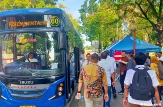 Tim Shenzhen Bus Group menaiki Trans Padang Rute Pasar Raya-RSUD Rasyddin