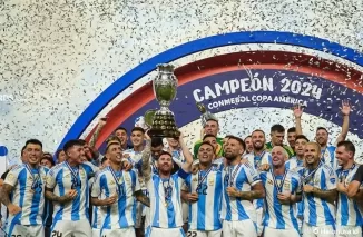 Tim Argentina mengangkat piala Copa Amerika (Foto: Instagram Lionel Messi)