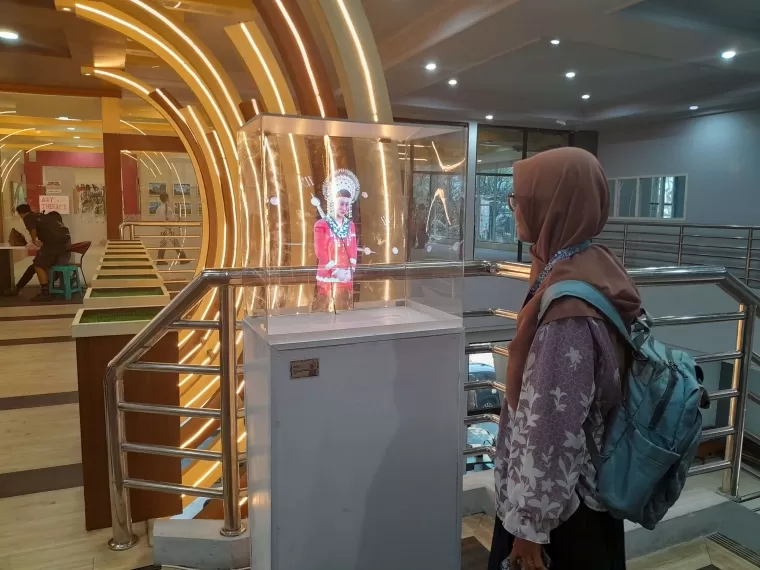 Seorang pengunjung melihat hologram Siti Nurbaya di Gedung Bagindo Aziz Chan Youth Center