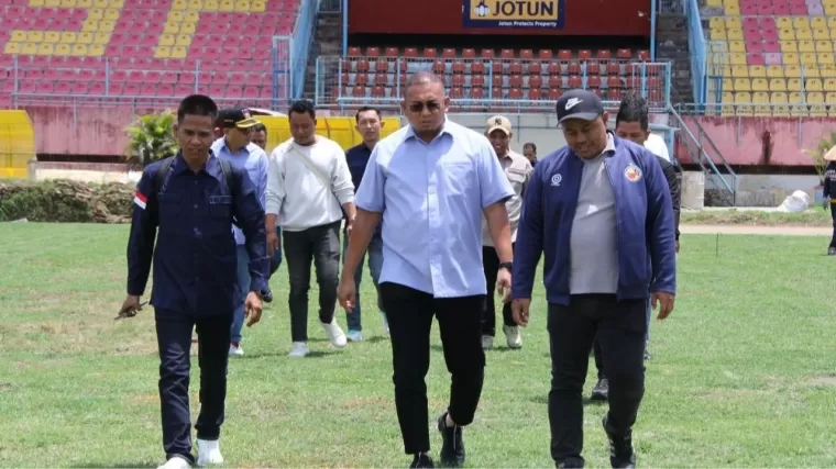 Penasehat Tim Semen Padang FC Andre Rosiade saat meninjau Stadion H Agus Salim, Padang. (Foto: Istimewa)