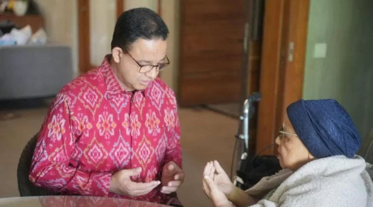 Anies Baswedan minta izin ke orang tuanya sebelum ke kantor DPD PDIP Jakarta. (Foto: Istimewa)