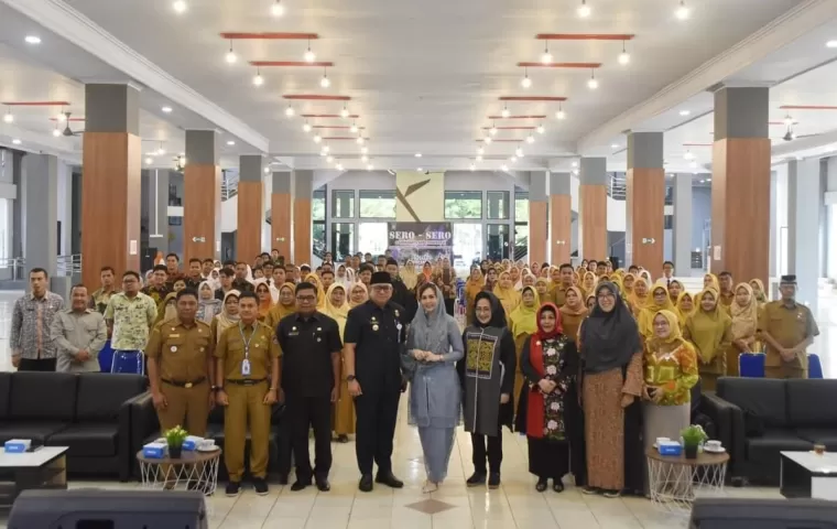 Foto Bersama Pj Wali Kota Padang dengan peserta bedah novel Siti Nurbaya