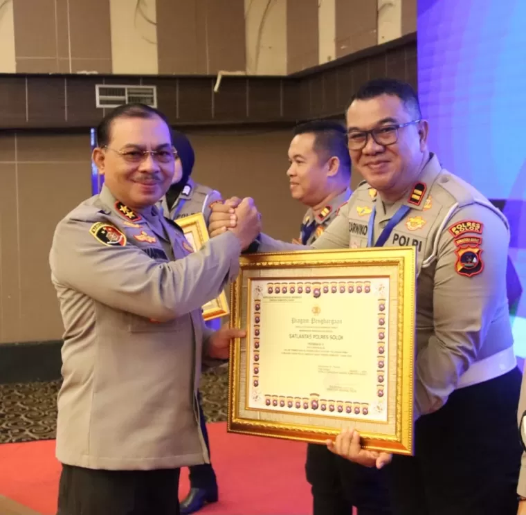 Kapolda Sumbar, Irjen Pol Suharyono memberikan penghargaan kepada Kasat Lantas Polres Arosuka, Iptu Zarwiko