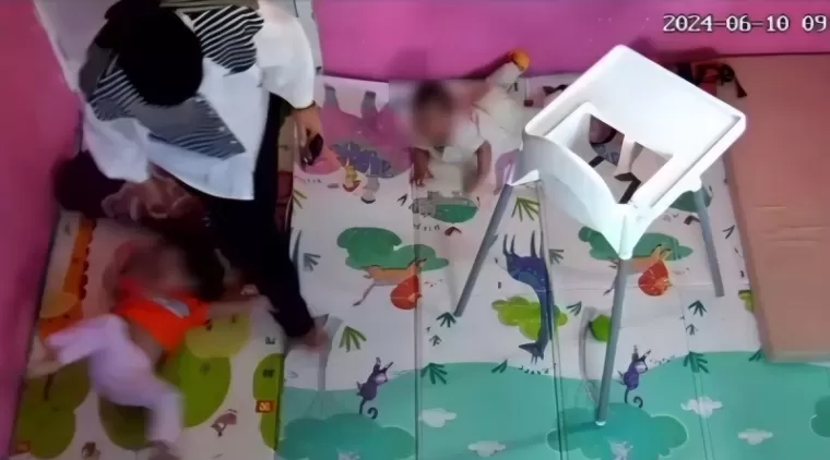 Tangkap Layar rekaman CCTV penganiayaan yang dilakukan pemilik Daycare di Depok