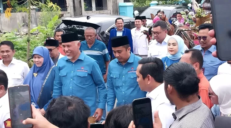 Pasangan bakal calon Gubernur dan Wakil Gubernur Sumbar, Mahyeldi-Vasko datang di KPU, Selasa (27/8/2024). (Foto: Heru Candriko)