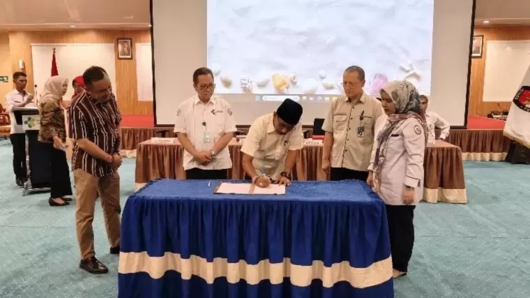 KPU Sumbar Surya Efitrimen didampingi Dirut RSUP M Djamil Dr dr Dovy Djanas SpOG KFM MARS FISQua menandatangani kerja sama antara KPU Sumbar dengan RSUP M Djamil, Kamis (22/8/2024). (Foto: Istimewa)