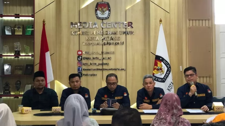 Konferensi pers KPU Padang terkait akan dibukanya pendaftaran paslon Pilkada. (Foto: Halonusa.id)