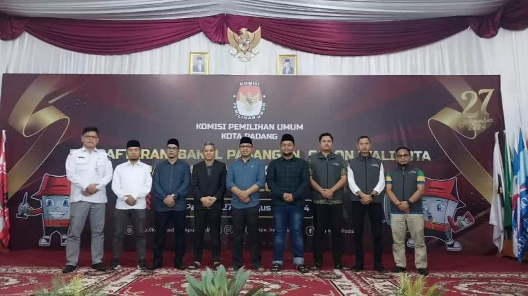 Jajaran KPU yang didampingi Bawaslu Padang resmi tutup pendaftaran pasangan Wali Kota dan Wakil Wali Kota Padang, Jum'at (30/8/2024) dini hari. (Foto: Heru Candriko)