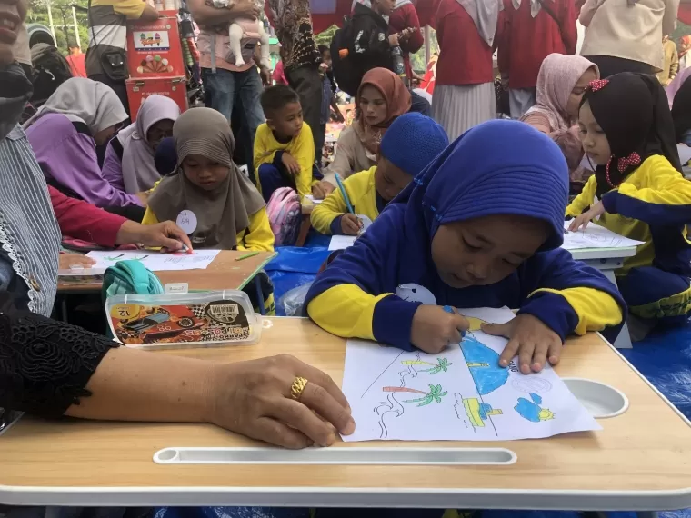 Seorang siswa TK di Padang ikut dalam lomba mewarnai