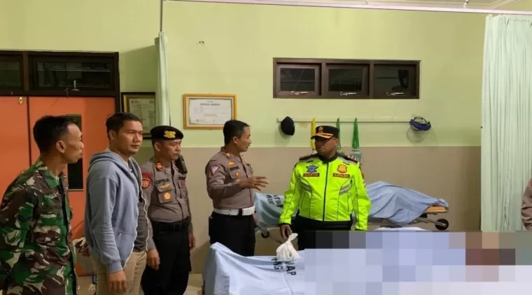 Polisi melihat korban tewas akibat kecelakaan mobil Toyota Fortuner