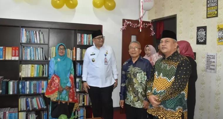 Pj Wali Kota Padang, Andree Algamar menghampiri Perpustakaan Masril Payan