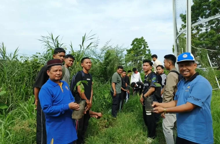 Kegiatan tanam pohon meriahkan aksi peduli lingkungan oleh Mahasiswa baru FUAD UIN Mahmud Yunus. (Foto: Humas FUAD UIN Mahmud Yunus)