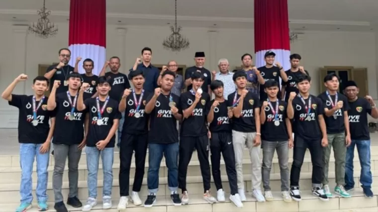 Gubernur Sumbar, Mahyeldi didampingi Kadispora, Maifrizon, menjamu kepulangan Rafhely FC yang promosi ke Liga Futsal Profesional Indonesia. (Foto: Istimewa)