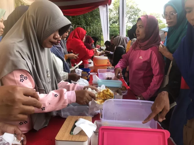 Warga berebut untuk membeli jajanan serba Rp100