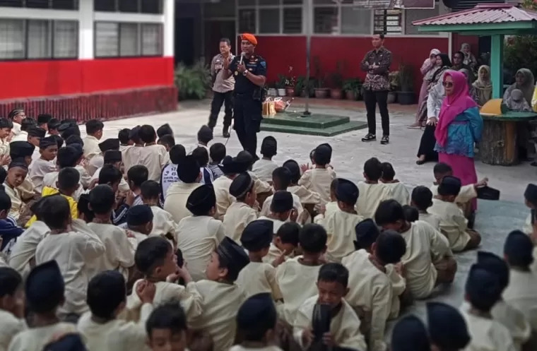 Sosialisasi Keselamatan perkeretaapian di salah satu sekolah di Kota Padang, oleh PT KAI Divisi Regional II Sumbar. (Foto: Humas KAI Divre II)