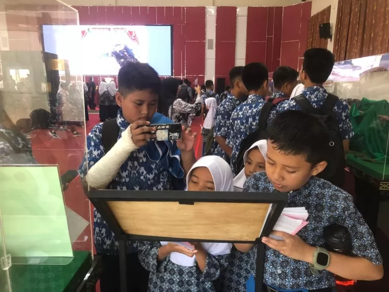 Pelajar di Padang melihat pameran artefak