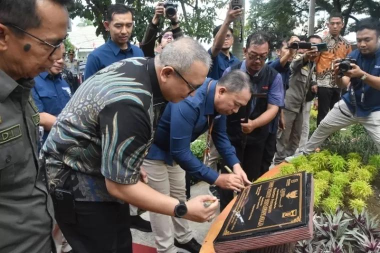 Penandatanganan prasasti taman Sisingamangaraja oleh Pj Wali Kota Padang Adree Algamar bersama Direktur SDM dan Umum BPJS Kesehatan Andi Afdal, Kamis (22/8/2024). [Foto: Humas Pemkot Padang]