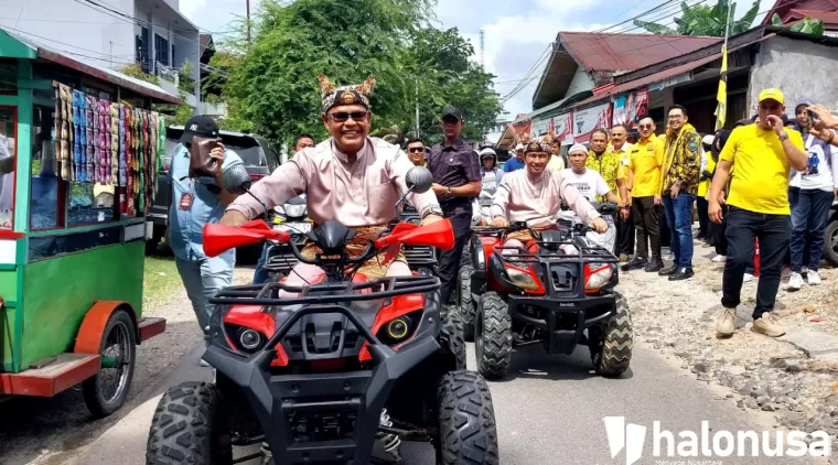 Epyardi Asda dan Ekos Albar datang di KPU Sumbar dengan mengendarai motor ATV, Kamis (29/8). (Foto: Heru Candriko)