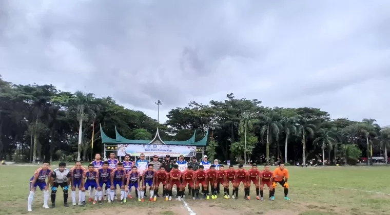 Pj Wali Kota Padang berfoto dengan pemain yang berlaga pada laga perdana