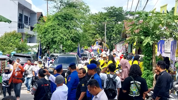 Ribuan simpatisan Epyardi Asda dan Ekos Albar padati kantor KPU Sumbar, Kamis (29/8). (Foto: Heru Candriko)