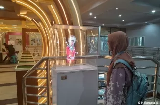 Seorang pengunjung melihat hologram Siti Nurbaya di Gedung Bagindo Aziz Chan Youth Center