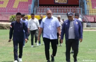 Penasehat Tim Semen Padang FC Andre Rosiade saat meninjau Stadion H Agus Salim, Padang. (Foto: Istimewa)