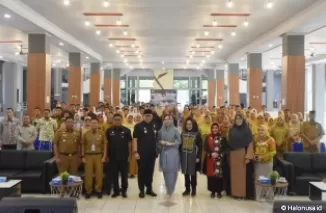 Foto Bersama Pj Wali Kota Padang dengan peserta bedah novel Siti Nurbaya