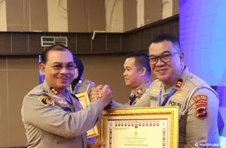 Kapolda Sumbar, Irjen Pol Suharyono memberikan penghargaan kepada Kasat Lantas Polres Arosuka, Iptu Zarwiko